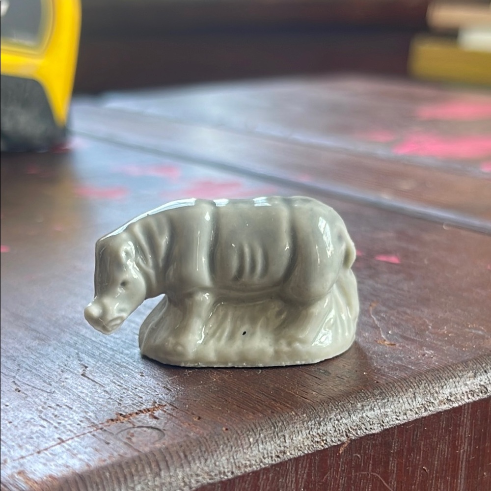 Gray Ceramic rhinoceros Figurine 🦏